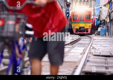 Der Zug nähert sich am Mae Klong Railway Market, Bangkok Stockfoto