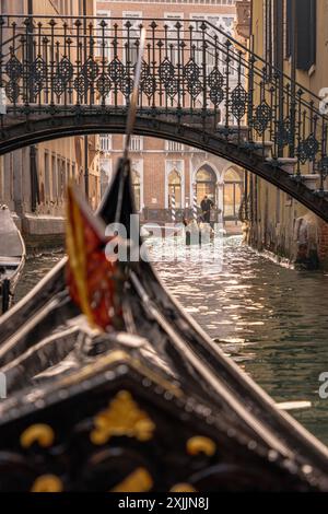 Touristen auf traditionellen Gondeln in den Kanälen, Venedig Stockfoto