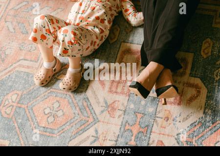 Heels und Crocs und Chaos Stockfoto
