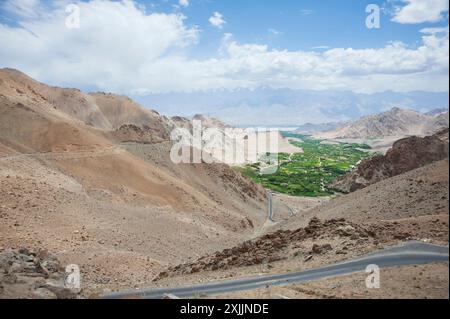 Atemberaubender Blick auf die Berge und das Leh-Tal vom Aussichtspunkt der Khardung La Road in Indien Stockfoto