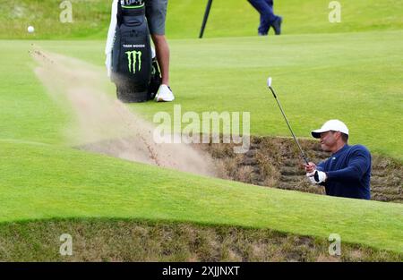 Am 5. Tag der Open in Royal Troon, South Ayrshire, Schottland, wird Tiger Woods aus einem Bunker gerissen. Bilddatum: Freitag, 19. Juli 2024. Stockfoto