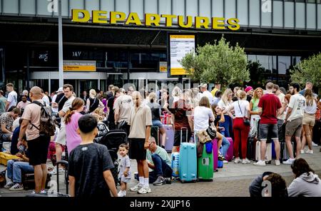 ROTTERDAM - Reisende am Flughafen Rotterdam den Haag. Der Flughafen hat aufgrund des globalen Computerausfalls große Probleme. Nach Angaben eines Sprechers ist es für die meisten Passagiere derzeit nicht möglich, einzuchecken. ANP ROBIN UTRECHT niederlande raus - belgien raus Stockfoto