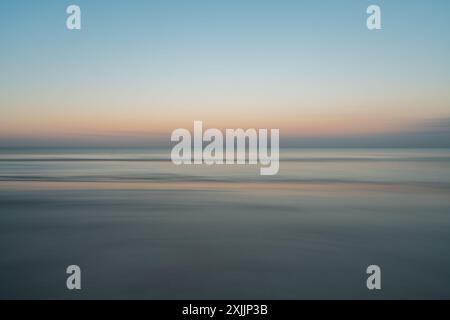 Lange Sonnenaufgang über dem Ozean Floridas in Pastellfarben Stockfoto