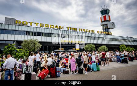 ROTTERDAM - Reisende am Flughafen Rotterdam den Haag. Der Flughafen hat aufgrund des globalen Computerausfalls große Probleme. Nach Angaben eines Sprechers ist es für die meisten Passagiere derzeit nicht möglich, einzuchecken. ANP ROBIN UTRECHT niederlande raus - belgien raus Stockfoto