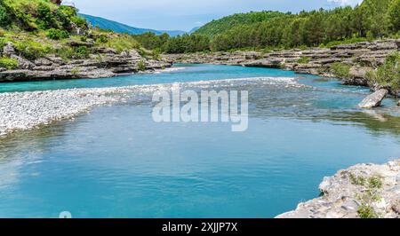 Ein Blick über das türkisfarbene Wasser des Flusses Vjosa bei Kelcyre, Albanien im Sommer Stockfoto