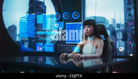 Stilvolle japanische junge Frau, die mit einem Augmented Reality Hologramm interagiert, mit Geschäftsdaten, Finanzberichten, Börsenstatistiken, Infografiken und Charts. Futuristische und Cyberpunk-Ästhetik Stockfoto