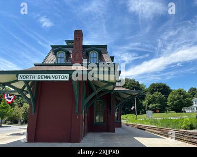 Bahnhof aus rotem Backstein in North Bennington, VT mit Gleisen, blauer Himmel Stockfoto