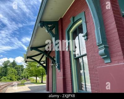 Roter Backsteinbahnhof in North Bennington, Vermont mit blauem Himmel Stockfoto