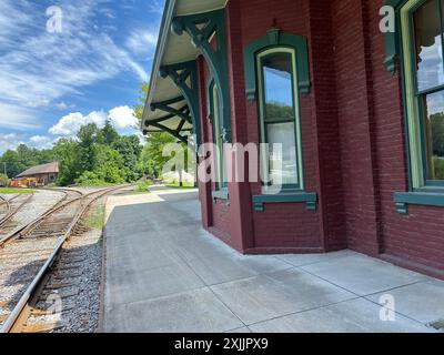 Roter Backsteinbahnhof in North Bennington, Vermont, Gleise kurvend Stockfoto