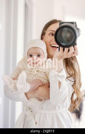 Mutter und Baby machen zu Hause ein freudiges Selfie Stockfoto
