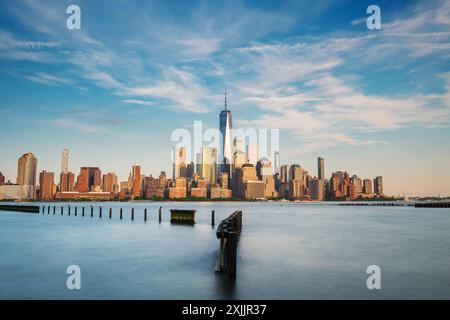 Lange Sicht der Skyline von Manhattan aus Hoboken, New Jersey, in der Abenddämmerung. Stockfoto