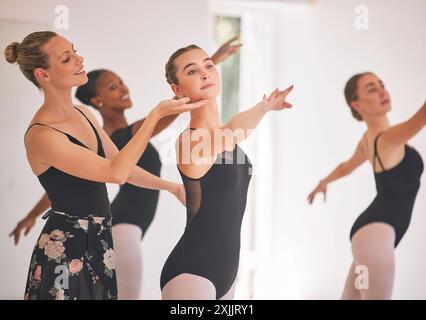 Lehrerin, Frau und Mädchen im Unterricht, Ballett und Tanzunterricht für Schüler, Gnade und Praxis. Training, Kreativität und Tänzerin mit Performance Stockfoto