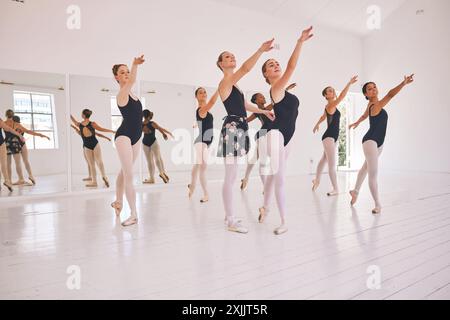 Gruppen-, Ballett- und Lehrertanz mit Schülern in der Klasse für Training oder kreative Auftritte. Kunst, Ballerina-Ausbilder oder Frau mit Mädchen für Stockfoto