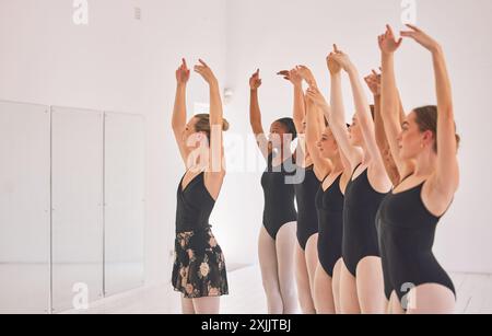 Talent, Frau und Mädchen im Unterricht, Ballett und Tanzunterricht für Studenten, Gnade und Praxis. Ausbildung, kreativ und Tänzer mit Lehrer Stockfoto