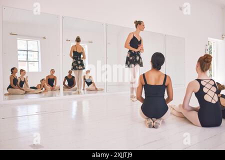 Unterricht, Frau und Mädchen im Unterricht, Ballett und Tanzlehrer für Schüler, Gnade und Praxis. Training, Kreativität und Tänzerin mit Performance Stockfoto