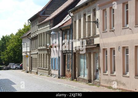 Blick am Dienstag 16.07.2024 in der Stadt Penzlin Landkreis Mecklenburgische Seenplatte auf das örtliche Stadtzentrum. Die Stadt hat sich seit der Wende im Jahr 1989 sehr positiv entwickelt. Dabei wurden u.a. zahlreiche Häuser in der Innenstadt saniert und modernisiert. Dennoch bleibt ein kleiner Wermutstropfen in Form von einigen wenigen geschlossenen Geschäften und sanierungsbedürftigen Häusern. *** Ansicht am Dienstag, den 16. 07 2024, hat sich die Stadt im Stadtteil Penzlin Mecklenburgische Seenplatte am Ortskern seit dem Fall der Berliner Mauer im Jahr 1989 sehr positiv entwickelt Stockfoto