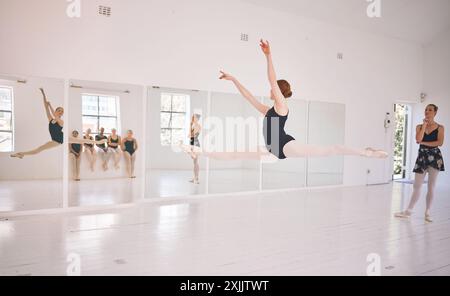 Springen, Frau und Mädchen im Unterricht, Ballett und Tanzunterricht für Schüler, Gnade und Übung. Ausbildung, kreativ und Tänzer mit Performance, Lehrer Stockfoto