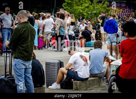 ROTTERDAM - Reisende am Flughafen Rotterdam den Haag. Der Flughafen hat aufgrund des globalen Computerausfalls große Probleme. Nach Angaben eines Sprechers ist es für die meisten Passagiere derzeit nicht möglich, einzuchecken. ANP ROBIN UTRECHT niederlande raus - belgien raus Stockfoto