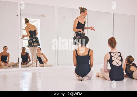 Sprechen, Frau und Mädchen im Unterricht, Ballett und Tanzunterricht für Schüler, Gnade und Praxis. Training, Kreativität und Tänzerin mit Performance Stockfoto