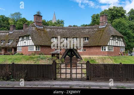 Hübsche strohgedeckte Cottages im Dorf Freefolk in Hampshire, England, England, genannt Manor Cottages, ein denkmalgeschütztes Gebäude Stockfoto