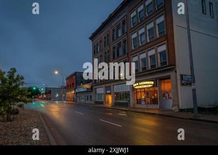 Moose Jaw, Saskatchewan, Kanada – 2. Juli 2024: Historisches Gebäude und feuchte Straße in der Innenstadt Stockfoto