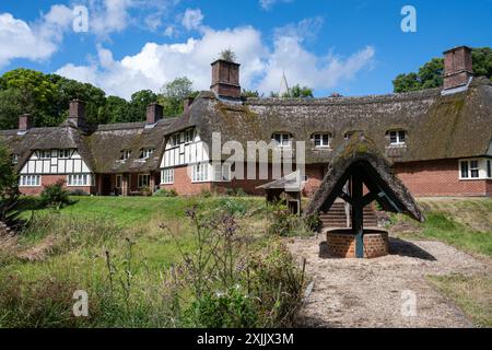 Hübsche strohgedeckte Cottages im Dorf Freefolk in Hampshire, England, England, genannt Manor Cottages, ein denkmalgeschütztes Gebäude Stockfoto