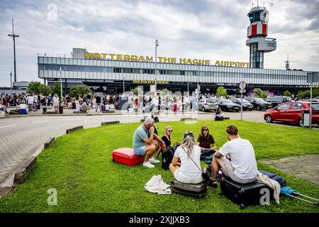 ROTTERDAM - Reisende am Flughafen Rotterdam den Haag. Der Flughafen hat aufgrund des globalen Computerausfalls große Probleme. Nach Angaben eines Sprechers ist es für die meisten Passagiere derzeit nicht möglich, einzuchecken. ANP ROBIN UTRECHT niederlande raus - belgien raus Stockfoto