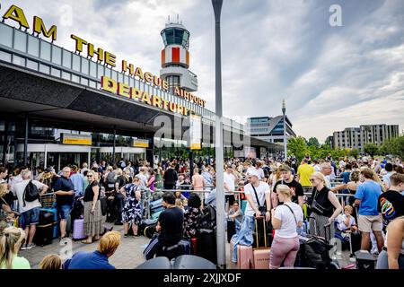 ROTTERDAM - Reisende am Flughafen Rotterdam den Haag. Der Flughafen hat aufgrund des globalen Computerausfalls große Probleme. Nach Angaben eines Sprechers ist es für die meisten Passagiere derzeit nicht möglich, einzuchecken. ANP ROBIN UTRECHT niederlande raus - belgien raus Stockfoto