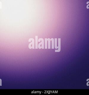 Violetter verlaufender Hintergrund mit einer körnigen Textur, die von hellen zu dunklen Schattierungen übergeht Stockfoto