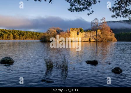 Schloss aus dem 13. Jahrhundert, Loch an Eilein, Cairngorms National Park, Highlands, Schottland, Vereinigtes Königreich. Stockfoto