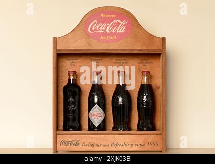 Seltene Vintage-Coca-Cola-Sammlung von Sammlerflaschen mit hölzernem Ausstellungsstand Coca-Cola-Sammlerstücke Stockfoto