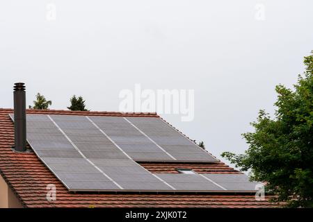 Solarpaneele mit Photovoltaik-Elementen auf einem Einfamilienhaus in der Stadt. Stockfoto