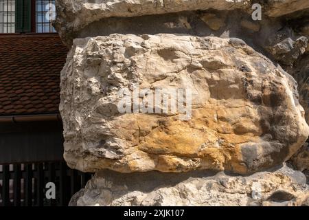 Textur eines großen Kalksteinfelsens, der Teil einer Steinmauer eines alten Gebäudes ist. Stockfoto