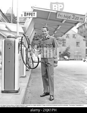 BP-Tankstelle 1961. Ein männlicher Aufseher sieht sehr serviceorientiert aus, wenn er bereit ist, ein Auto mit Benzin zu füllen. Kristoffersson Ref. CP50-6 Stockfoto