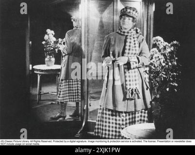 Die schwedische Schauspielerin Greta Garbo. 1905-1990. Schwedische Schauspielerin mit ihren glorreichen Tagen in den 1920er und 1930er Jahren Im Alter von 35 Jahren zog sie sich von der Filmvorführung zurück, nachdem sie in 28 Filmen gespielt hatte. Das Bild wurde in den frühen 1920er Jahren in einem Filmwerbespot für das Kaufhaus in Stockholm gezeigt. Stockfoto