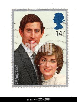 Eine alte Briefmarke der königlichen Familie aus Großbritannien mit einem Porträt von Lady Diana Spencer und Prinz Charles auf weißem Hintergrund. Stockfoto