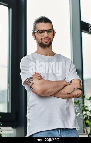 Ein bärtiger Mann mit Brille steht in durchsichtiger Pose die Arme. Stockfoto