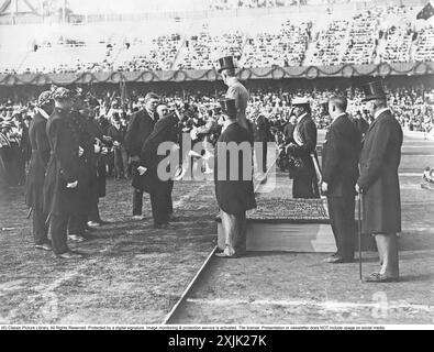 König Gustaf V. von Schweden, 1858–1950, vergibt den ersten Preis an das Tauziehen-Team während der Olympischen Spiele in Stockholm Schweden im Jahr 1912. Das Team bestand aus schwedischen Polizisten, die nach nur einem Spiel zum Endsieger erklärt wurden. Stockfoto