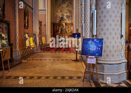 Inneres der Basilika St. Ludmila, neogotische katholische Kirche am Namesti Miru Platz im Stadtteil Vinohrady in Prag, Tschechische Republik am 13. Jh. Stockfoto