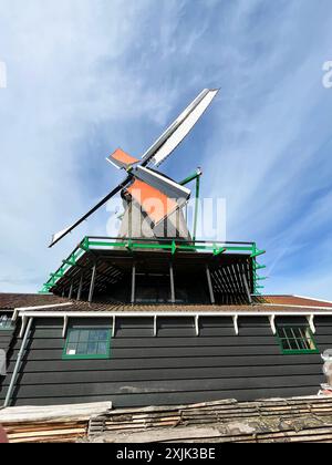 Zaanse Schans, niederlande. Juni 2024. Eine Windmühle aus einer anderen Perspektive im Zaanse Schans. Hochwertige Fotos Stockfoto