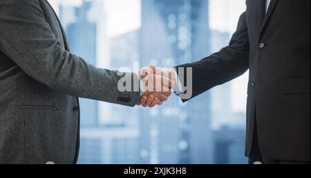 Schließen Sie die Geschäftspartner Sahking Hands an, nachdem sie sich im Besprechungsraum auf ein profitables Geschäft geeinigt haben. Corporate CEO und Investment Manager Handshake über eine lukrative finanzielle Chance. Stockfoto