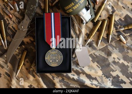 KIEW, UKRAINE - 10. JULI 2024 Medaille für gutes Verhalten der US-Küstenwache. US-Militärmedaille mit Band und Stift. Handgefertigtes Papier Stockfoto