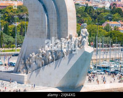 Nahaufnahme der beiden Seiten des Monuments für die Entdeckungen im Belem District. Stockfoto