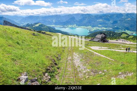 Von der Spitze des Schafbergs in St. Wolfsgang, Österreich, haben Sie einen tollen Blick auf die Seen des Salzkammerguts. Stockfoto