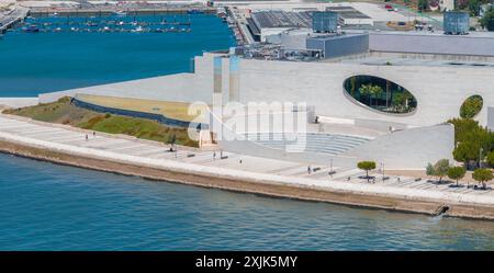 Amphitheater mit Blick auf den Tejo auf dem Gelände der Champalimaud Foundation. Stockfoto