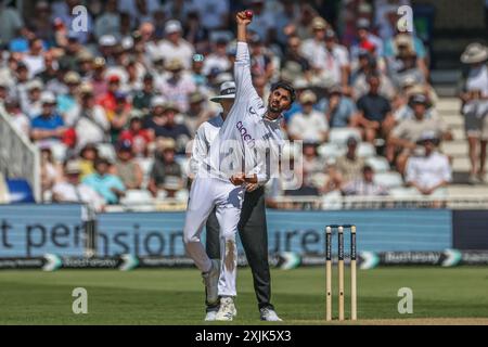 Nottingham, Großbritannien. Juli 2024. Shoaib Bashir aus England liefert den Ball während des 2. Rothesay Test Match Day Two England gegen West Indies am 19. Juli 2024 in Nottingham, Großbritannien, am 19. Juli 2024. (Foto: Mark Cosgrove/News Images/SIPA USA) Credit: SIPA USA/Alamy Live News Stockfoto