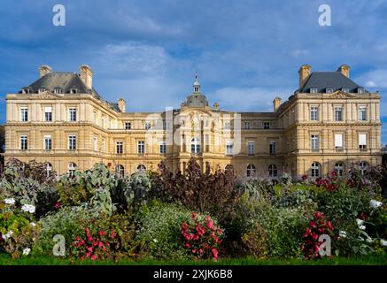 Paris, Frankreich - 18. Oktober 2023 : Ein großes, reich verziertes Gebäude mit einem Garten im Vordergrund in Paris, Frankreich. Stockfoto
