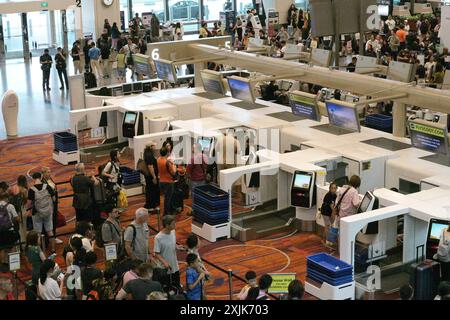 Singapur. Juli 2024. Am 19. Juli 2024 werden lange Warteschlangen von Passagieren vor den Check-in-Schaltern im Flughafen Changi in Singapur gesehen. Der weltweite Ausfall von Microsoft am Freitag hat einige soziale Dienste in Singapur, einschließlich des Flugverkehrs, gestört. Der Flughafen Changi in Singapur sagte, dass der Check-in-Prozess für einige Fluggesellschaften manuell abgewickelt wird, und das Bodenpersonal unterstützt Passagiere bei bevorstehenden Abflügen. Quelle: Dann Chih Wey/Xinhua/Alamy Live News Stockfoto