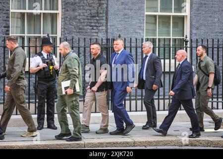 London, 19. Juli 2024. Das ukrainische Regierungsteam, einschließlich hochrangiger Persönlichkeiten und anderer Beamter aus der Umgebung, wird heute während des Besuchs von Präsident Zelenskyy in London in der Downing Street gesehen. Quelle: Imageplotter/Alamy Live News Stockfoto