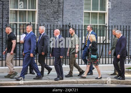 London, 19. Juli 2024. Das ukrainische Regierungsteam, einschließlich hochrangiger Persönlichkeiten und anderer Beamter aus der Umgebung, wird heute während des Besuchs von Präsident Zelenskyy in London in der Downing Street gesehen. Quelle: Imageplotter/Alamy Live News Stockfoto